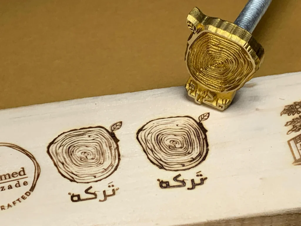 مهرداغی برنجی با طرح ظریف و پیچیده